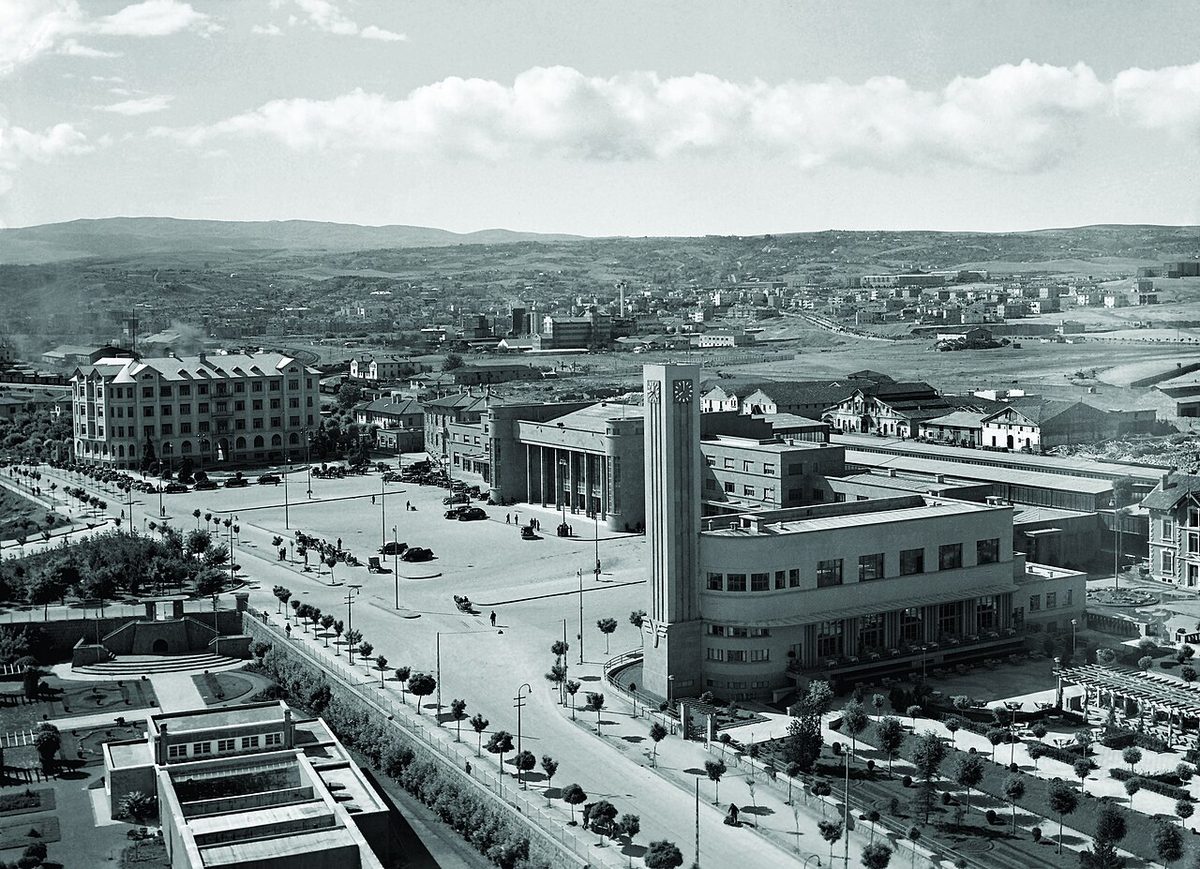 Ankara Garı, gar gazinosu ve Devlet Demiryolları binası, 1940'lar