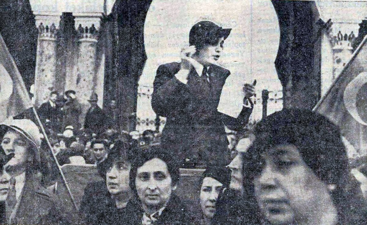 Akşam gazetesinin 8 Aralık 1934 tarihli sayısında Beyazıt'taki Türk Kadınlar Birliği toplantısı