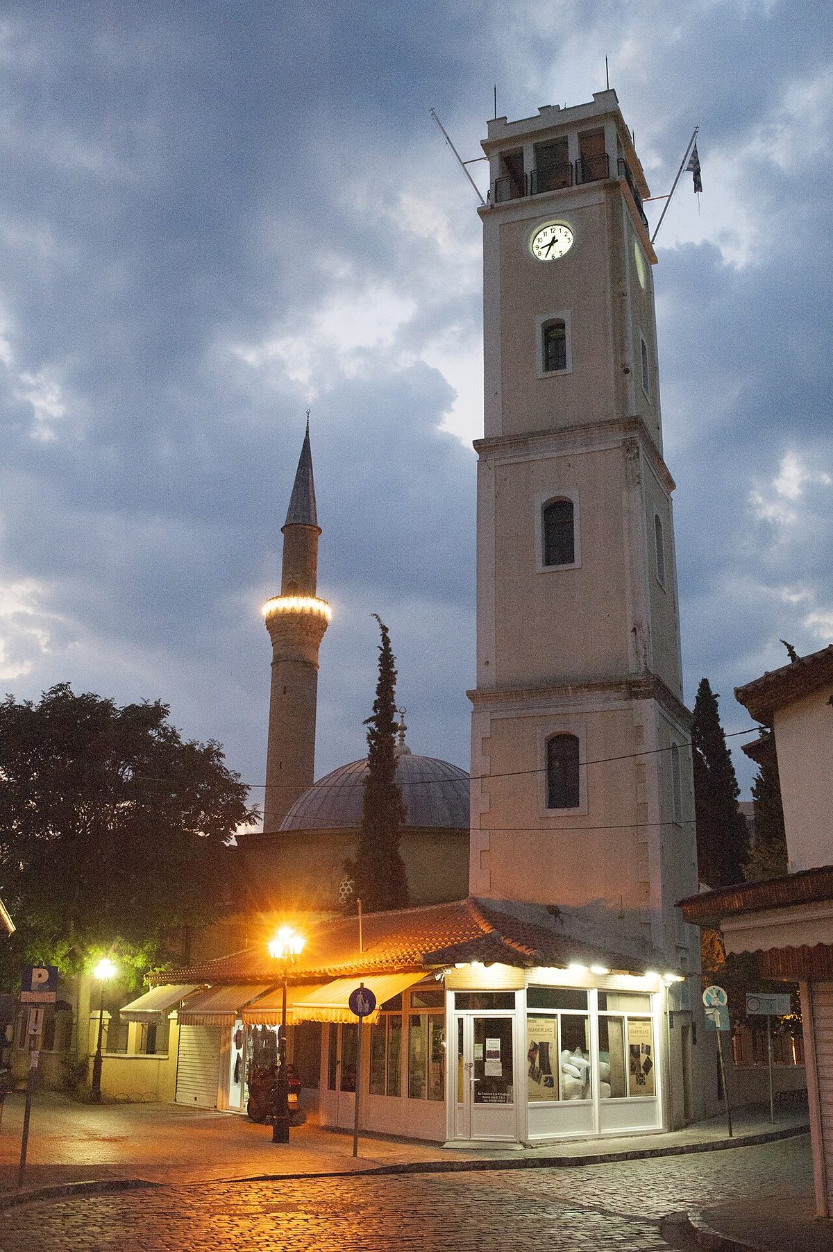 Batı Trakya'da Gümülcine'deki Yeni Cami ve saat kulesi