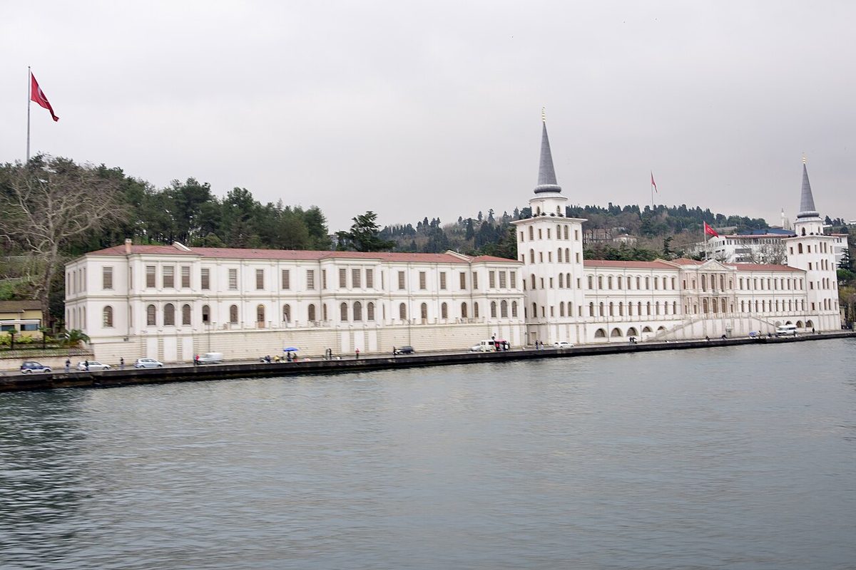 Çengelköy'de Kuleli binasının Boğaz'dan görünüşü