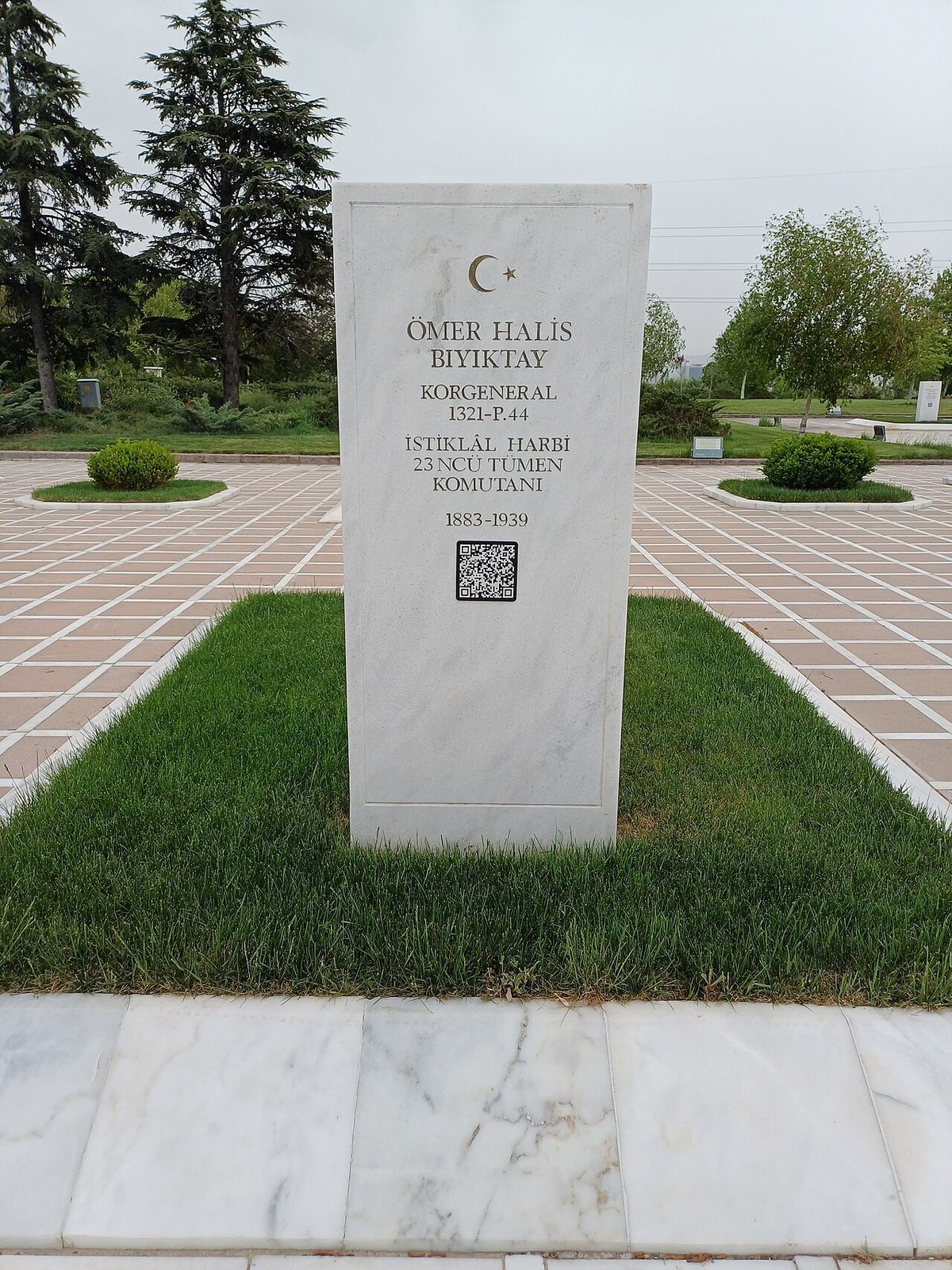 Ömer Halis Bıyıktay'ın Devlet Mezarlığı'ndaki kabri