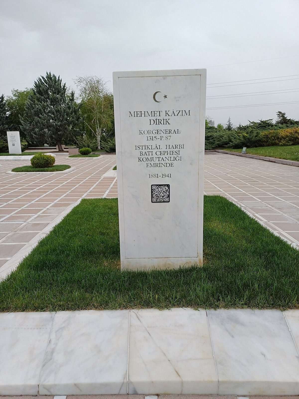 Mehmet Kâzım Dirik ile ilgili bir anıt görüntüsü