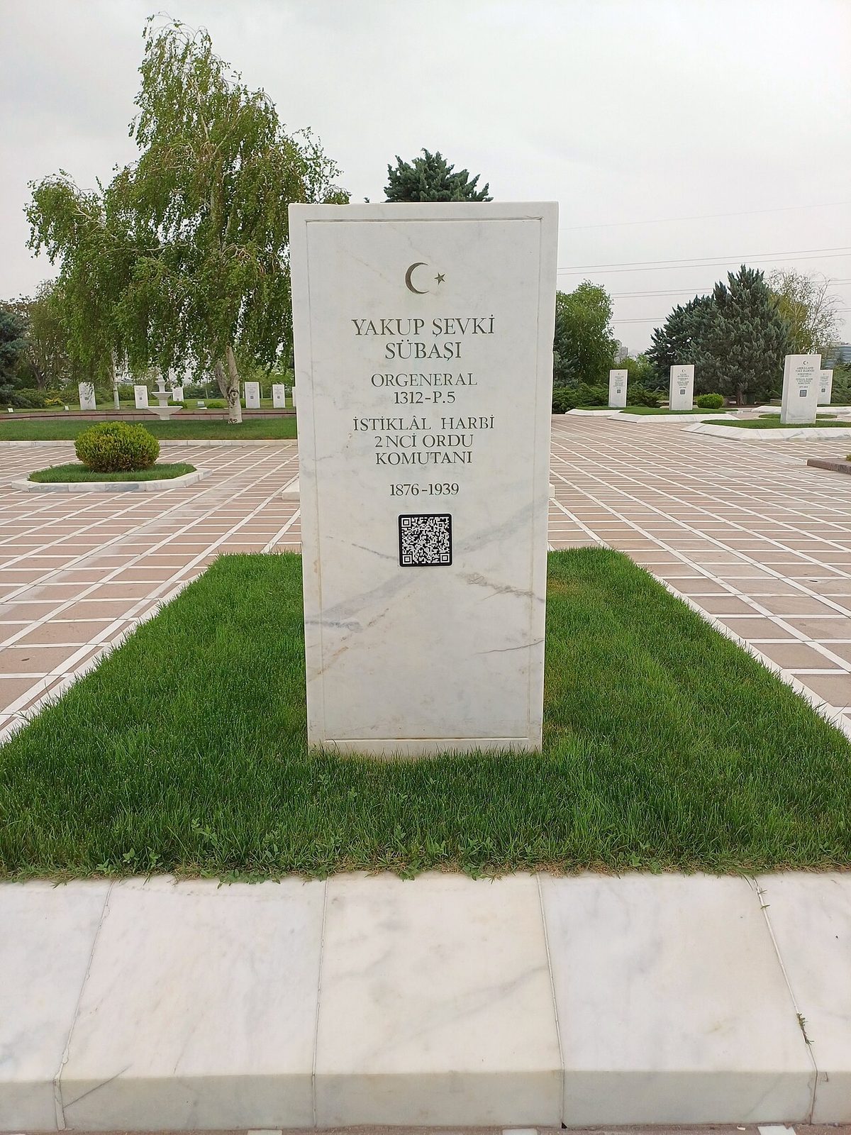 Devlet Mezarlığı'nda Yakup Şevki Subaşı'nın kabri
