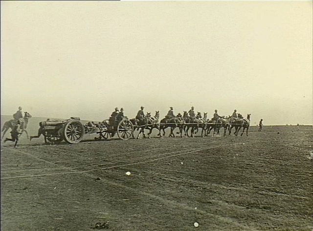 Irak Cephesi'nde atlarla çekilen bir İngiliz obüsü, 1918