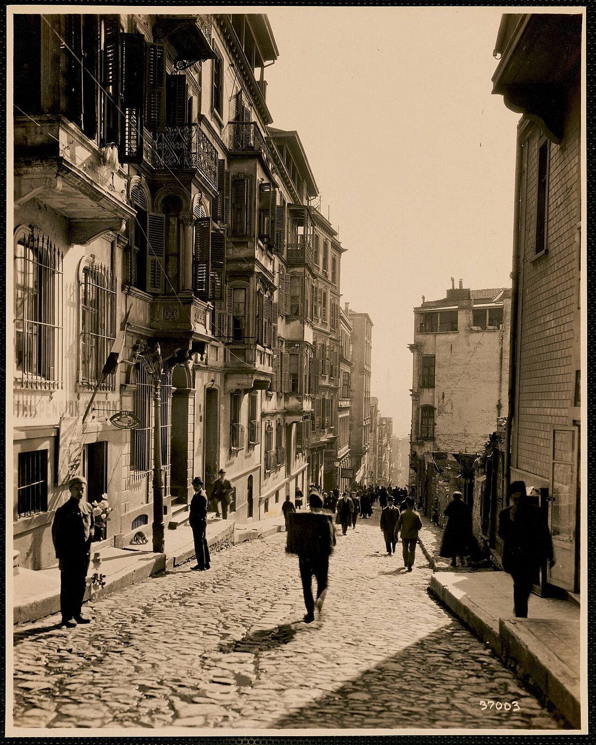 Galata'da bir sokak, 1920 dolayları
