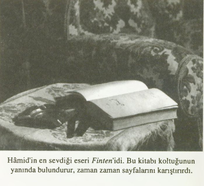 Abdülhak Hâmit Tarhan koltuğunda, Finten eseriyle