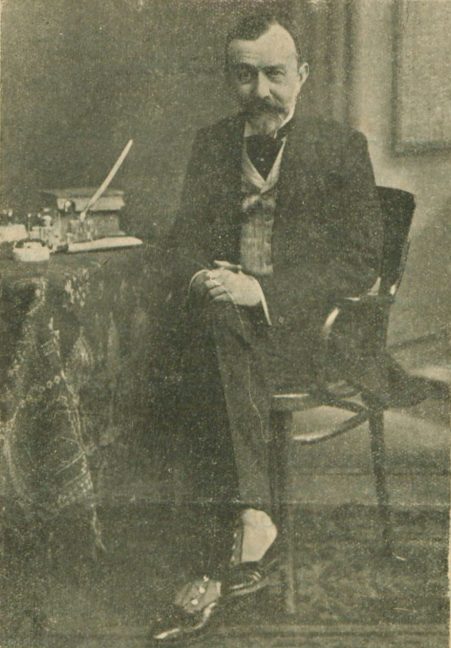 Abdülhak Hâmit Tarhan ileri yaşlarında sandalyesinde