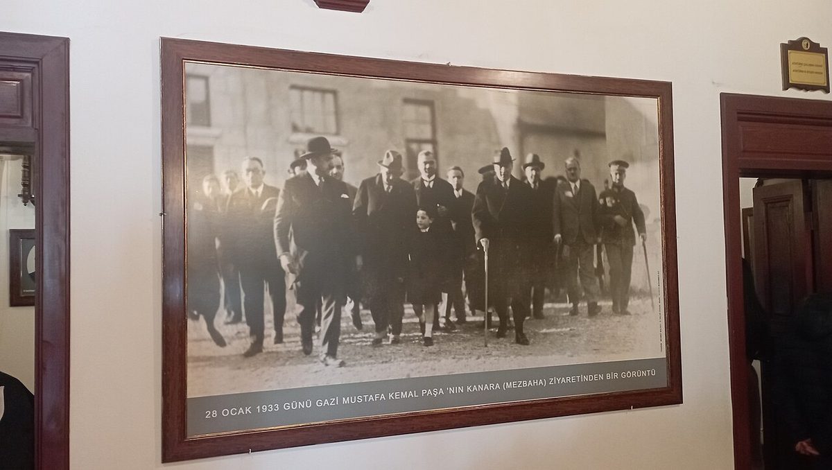 Atatürk Adana'da bir binadan çıkarken, Adana Atatürk Evi Müzesi koleksiyonu