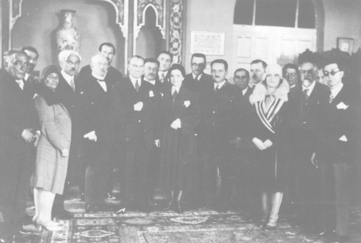 Afet İnan'ın kadın hakları konferansının ardından Atatürk ve katılımcılar