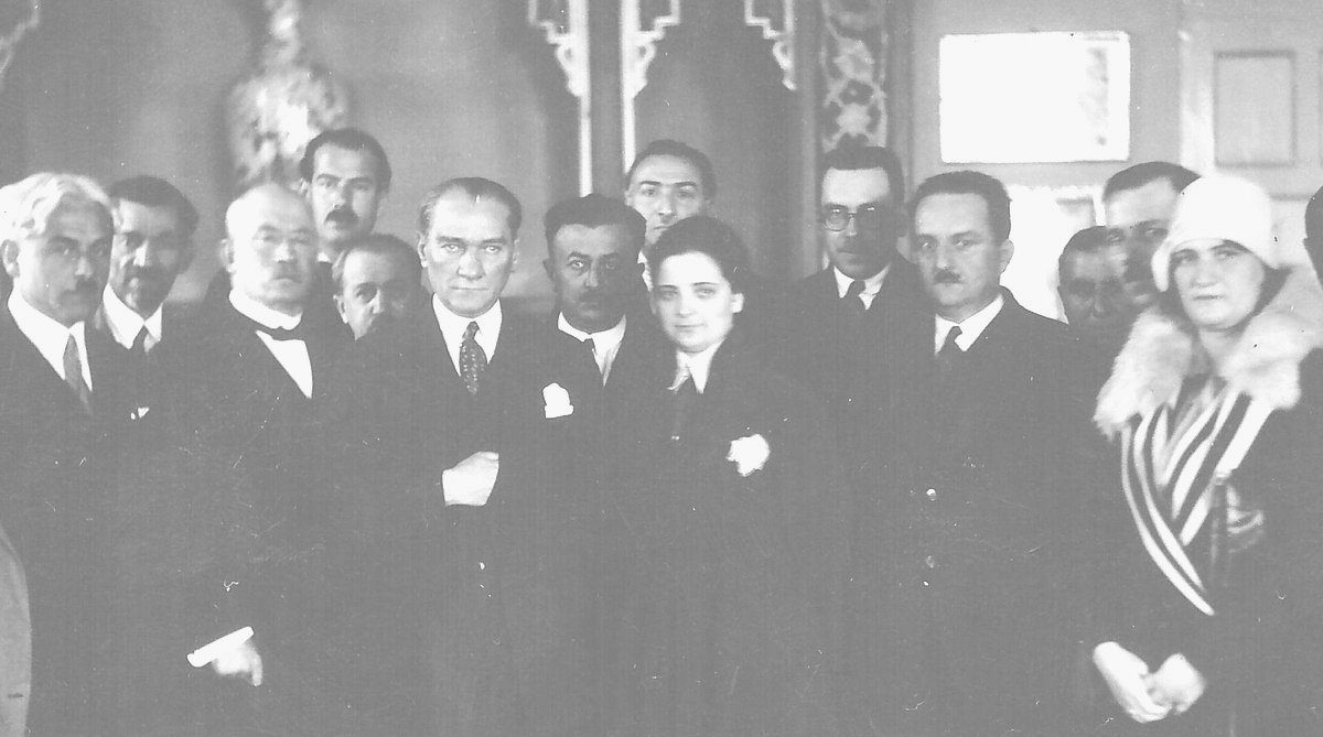 Afet İnan'ın kadın hakları konferansından sonra çekilen fotoğraf, 1930