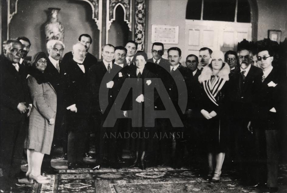 Afet İnan'ın konferansından sonra çekilen hatıra fotoğrafı