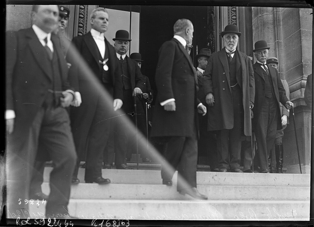 11 Mayıs 1920'de Paris'te barış şartlarının Tevfik Paşa başkanlığındaki Osmanlı heyetine verilişi