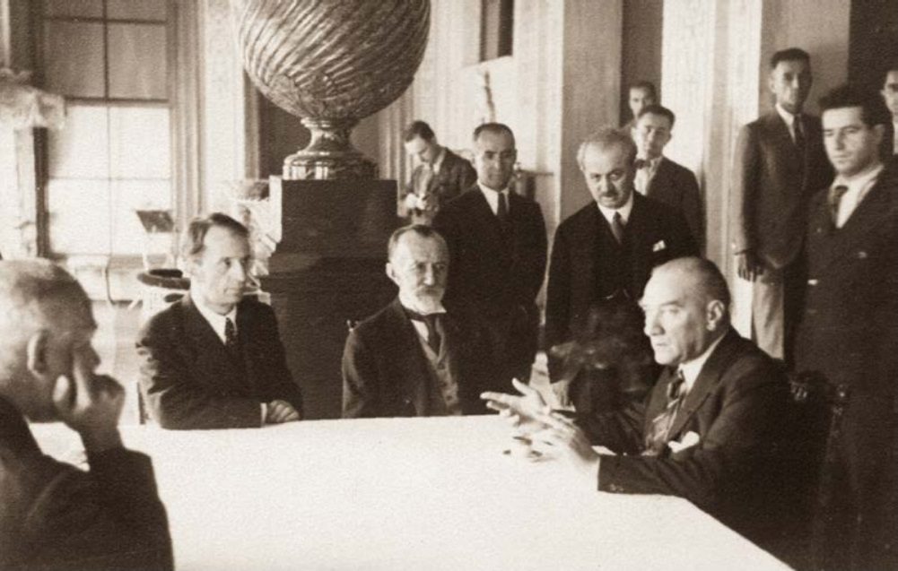 Atatürk, Abdülhak Hamit Tarhan ve İbrahim Necmi Dilmen ile Dolmabahçe Sarayı'nda, 1936