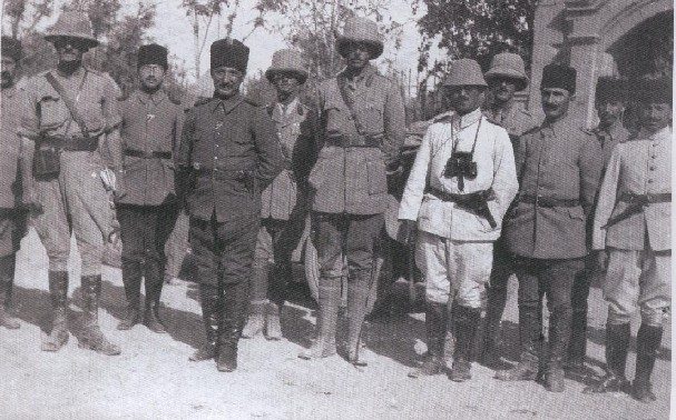 Commons açıklamasına göre Ali İhsan Paşa, Dadaylı Halid Bey ve İngiliz temsilciler, Kuzey Irak, Kasım 1918