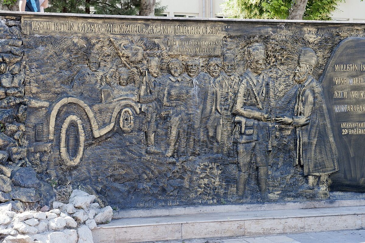 Amasya'da Mustafa Kemal'in gelişini canlandıran heykel grubu