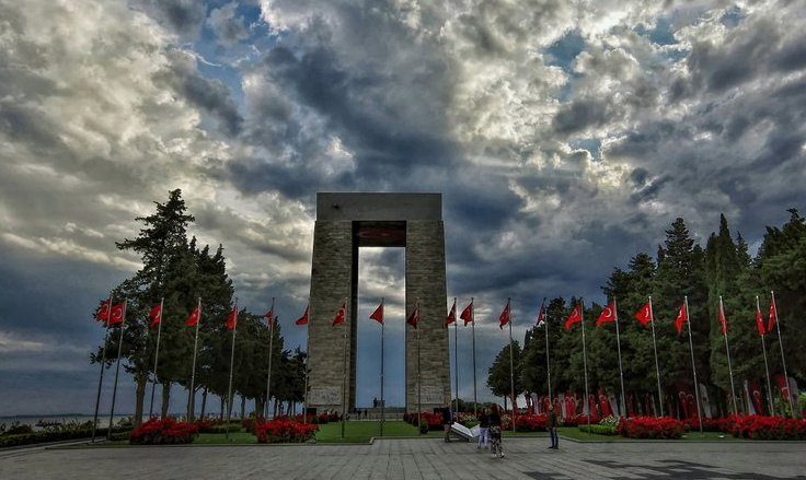 Anıtın Çanakkale Boğazı'na bakan yüzü