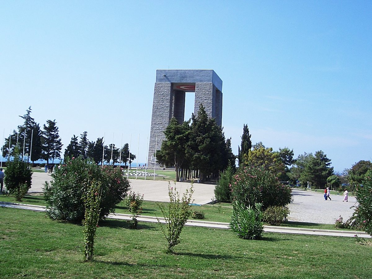 Hisarlık Tepe'deki Çanakkale Şehitleri Anıtı