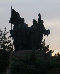 Ankara Adliye Sarayı önündeki Atatürk anıtı