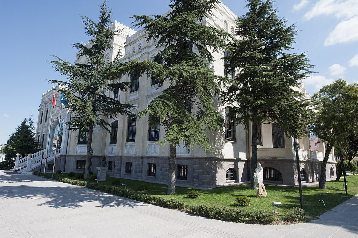 Ankara Resim ve Heykel Müzesi binasının dış cephesi, 2011