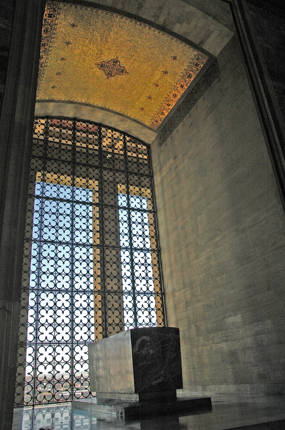 Anıtkabir Şeref Holü'ndeki Atatürk'ün sembolik lahdi, 2004