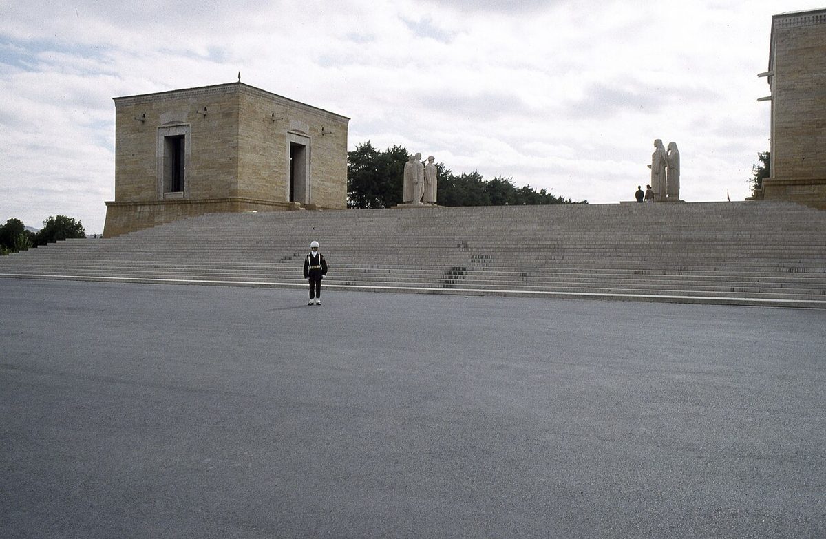 Anıtkabir'de Hürriyet (solda) ve İstiklâl (sağda) kuleleri, 2017