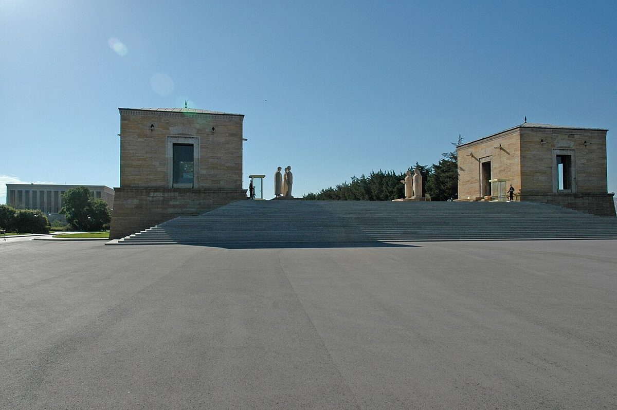 Anıtkabir'in kuleleri; sözün bir biçimi Zafer Kulesi'nin duvarında yazılıdır
