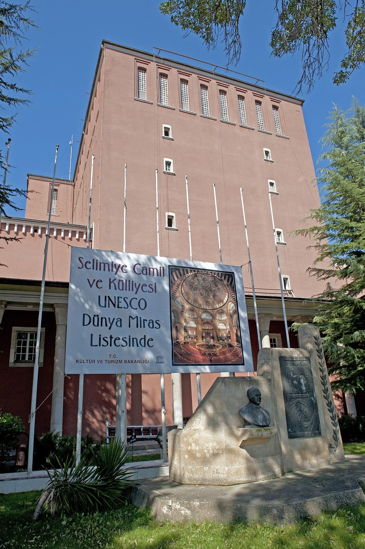 Ankara'da Muhsin Ertuğrul büstü
