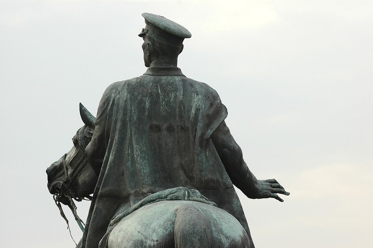 Ankara Etnografya Müzesi önündeki atlı Atatürk heykeli, 2005