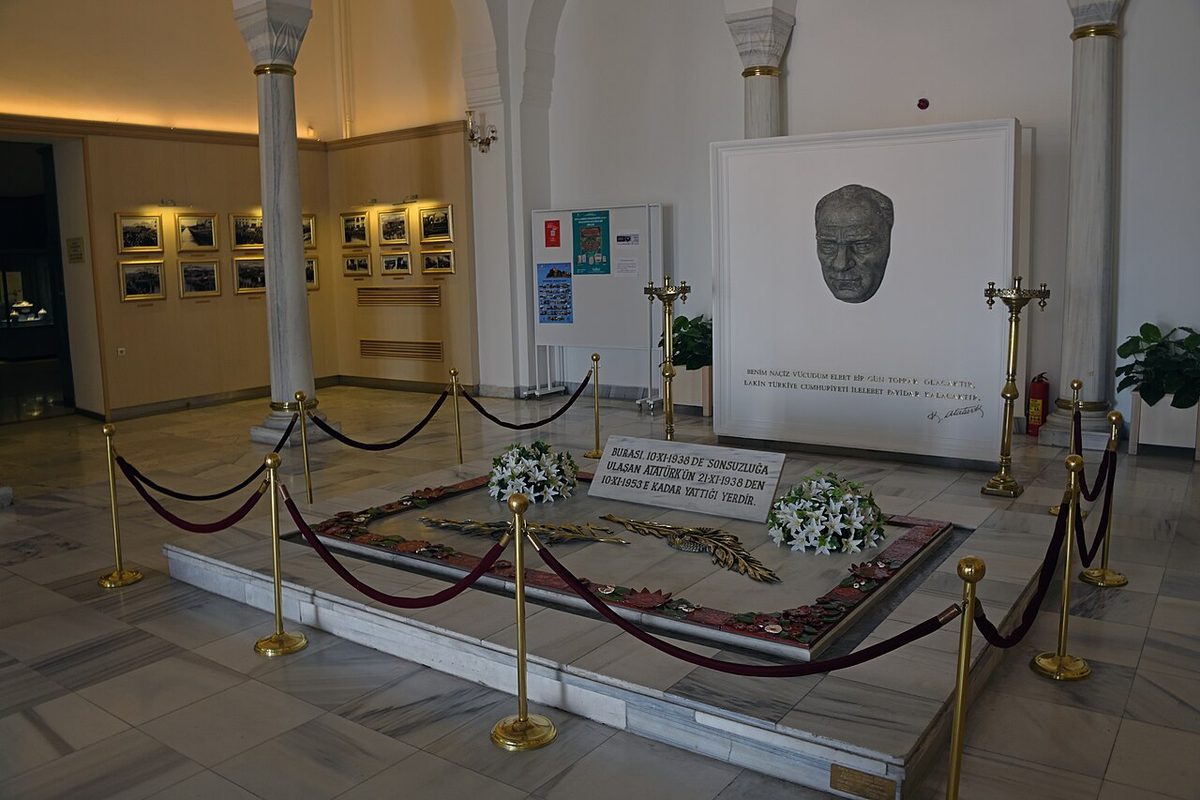 Atatürk'ün naaşının 1938-1953 arasında kaldığı Ankara Etnografya Müzesi'nden bir salon