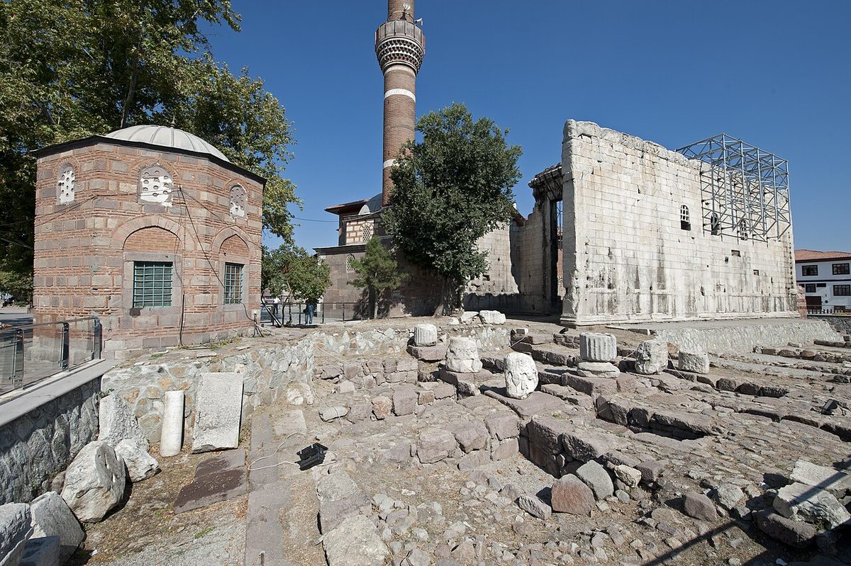 Hacı Bayram Camii ve bitişiğindeki Augustus Tapınağı
