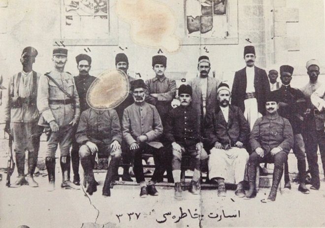 Antep'te bir Fransız subayı ve Türk esirler