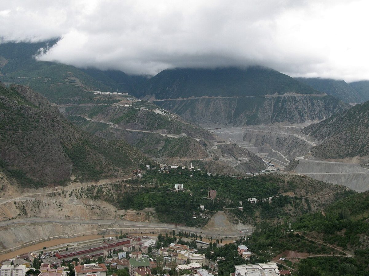 Artvin şehir merkezinden vadiye bakış
