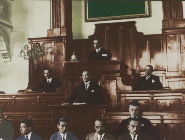 Atatürk Ekim 1927'de Cumhuriyet Halk Fırkası kongresinde Nutuk'u okurken