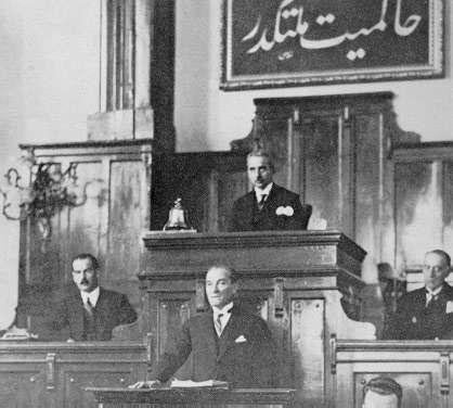 Mustafa Kemal 1927'de Nutuk'u okurken
