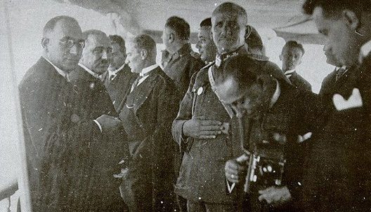 Atatürk 1928'de Ertuğrul Yatı'nda