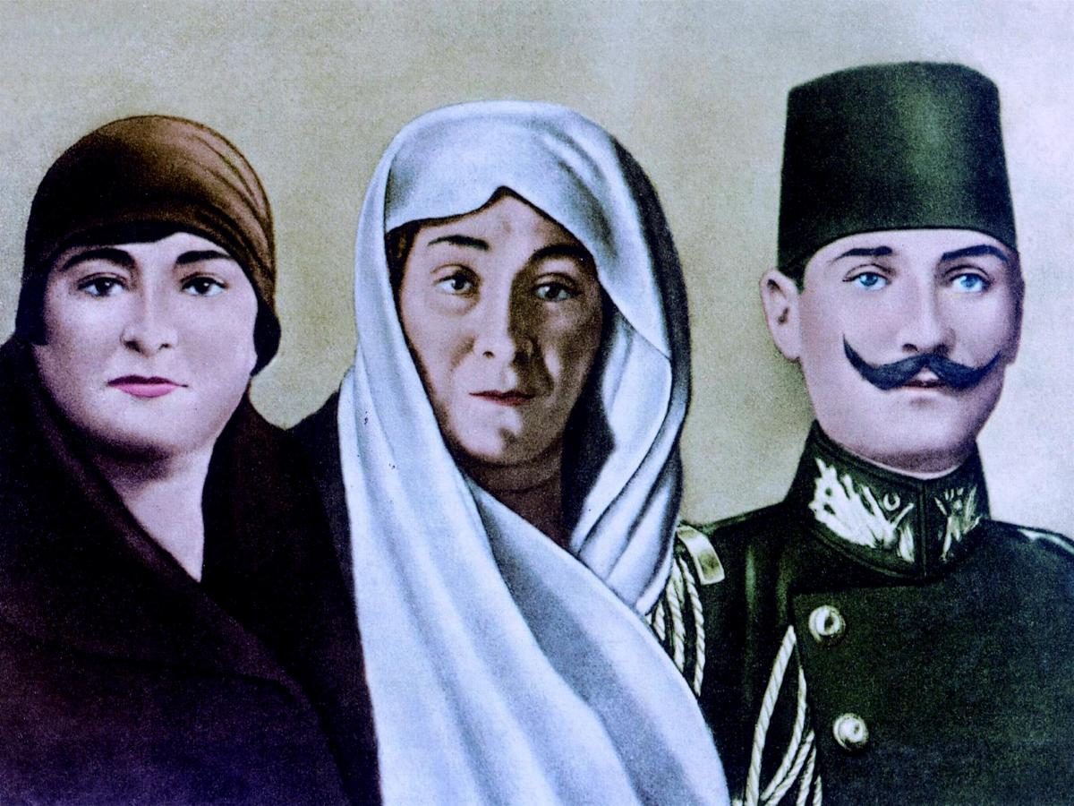Atatürk'ün annesi Zübeyde Hanım, kız kardeşi Makbule ve Mustafa Kemal'in renklendirilmiş aile fotoğrafı