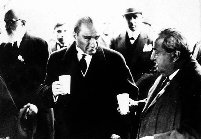 Atatürk ve Yunus Nadi Abalıoğlu