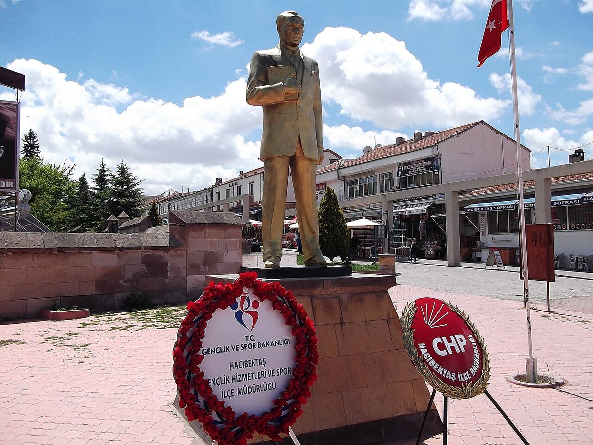 Hacıbektaş'taki Atatürk Anıtı
