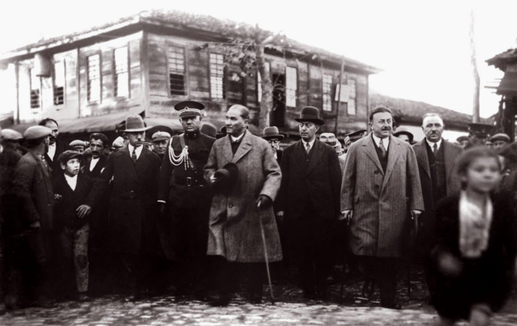 Atatürk bir yurt gezisi sırasında Çarşamba'da
