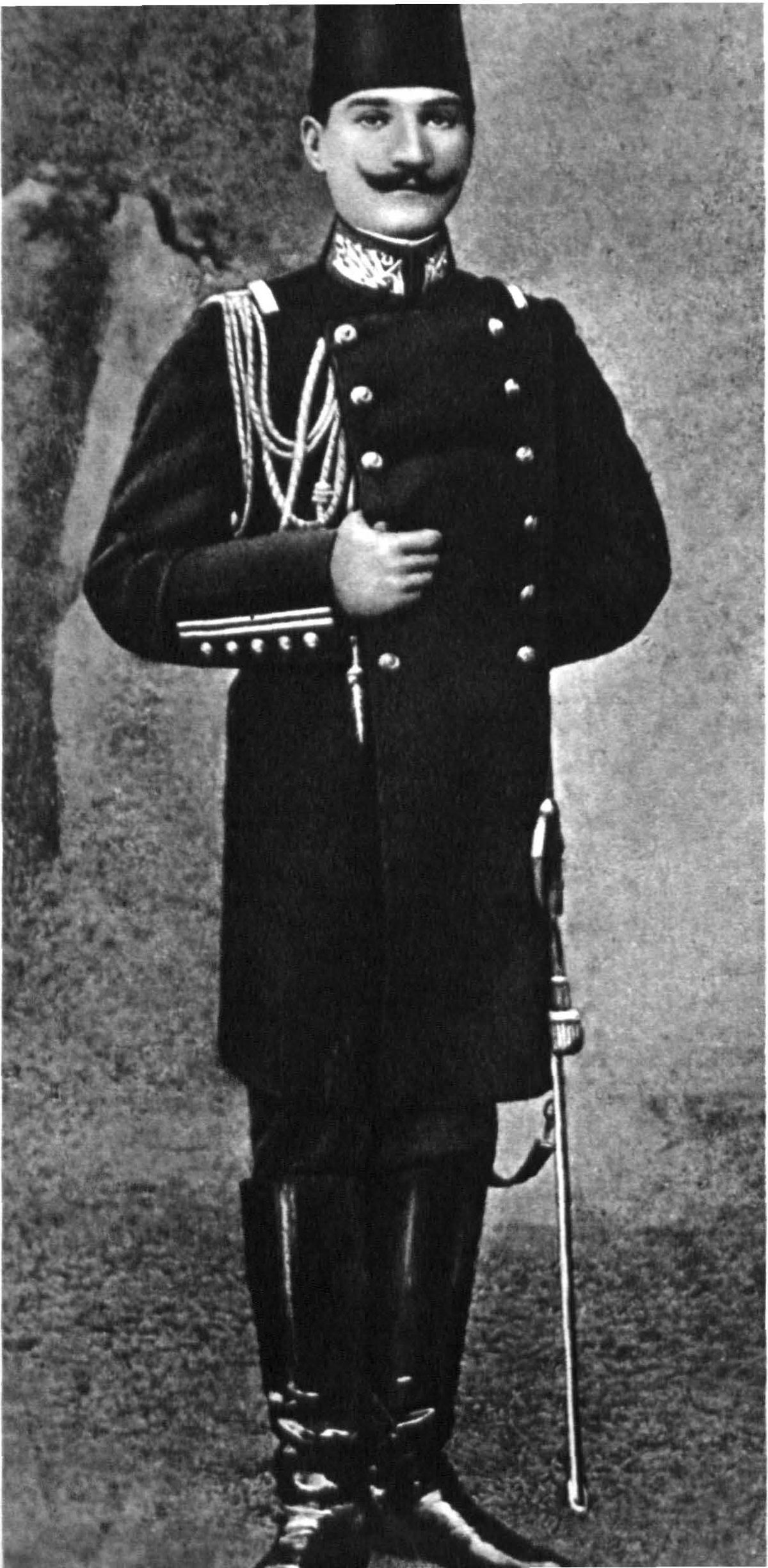Harp Akademisi'ni bitirdiği yıl Kurmay Yüzbaşı Mustafa Kemal, 1905