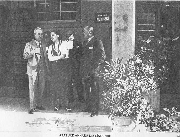 Atatürk, Başbakan İnönü ve Afet İnan Ankara Kız Lisesi'nde