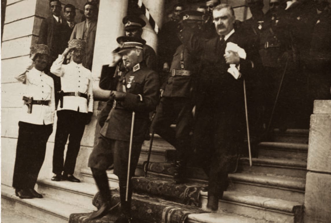 Mustafa Kemal Kastamonu'da belediye binasından çıkarken, 24 Ağustos 1925