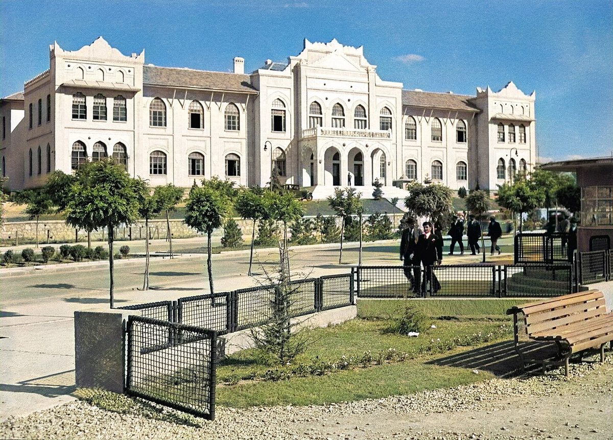 Atatürk Bulvarı üzerindeki eski Hariciye Vekâleti binası, 1930'lar (renklendirilmiş)