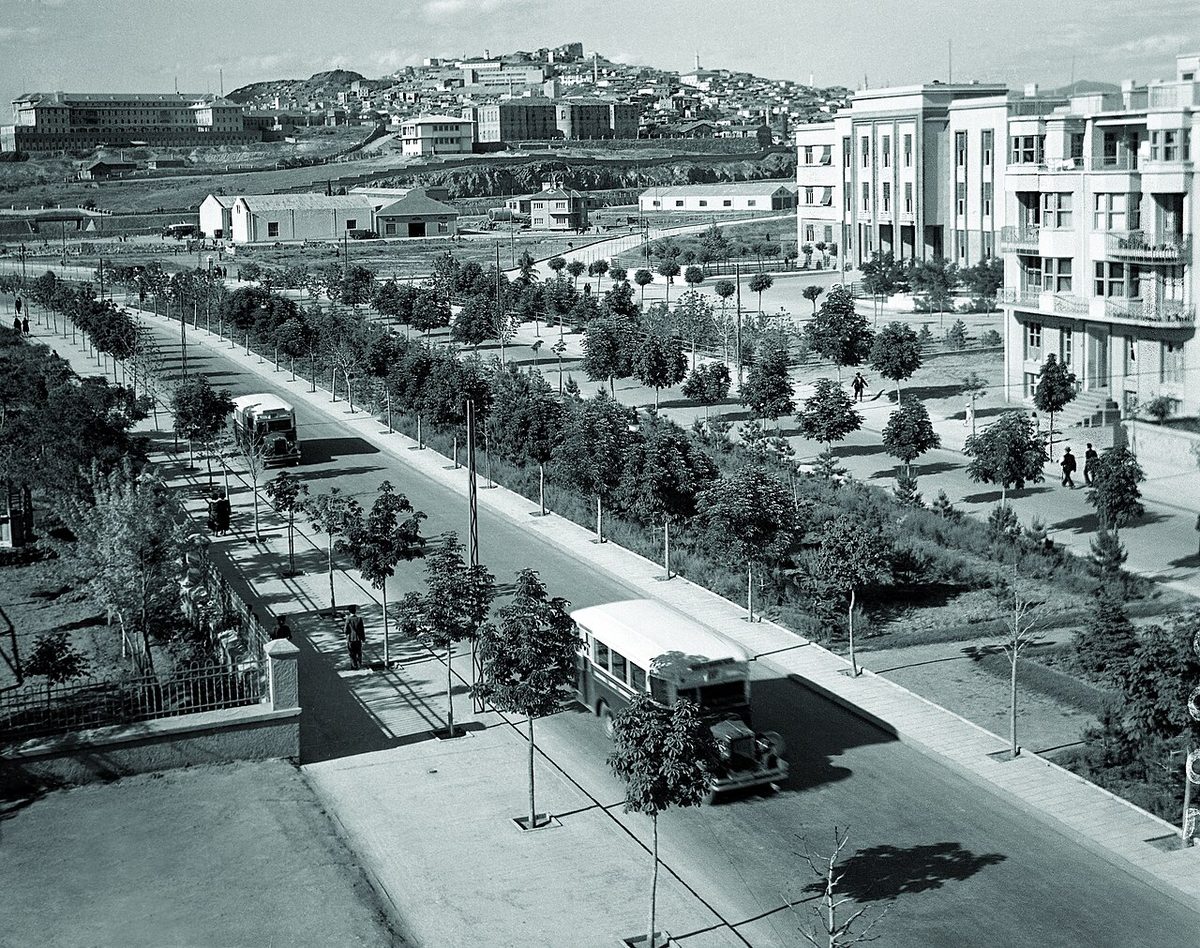 1930'larda Atatürk Bulvarı ve Taş Mektep