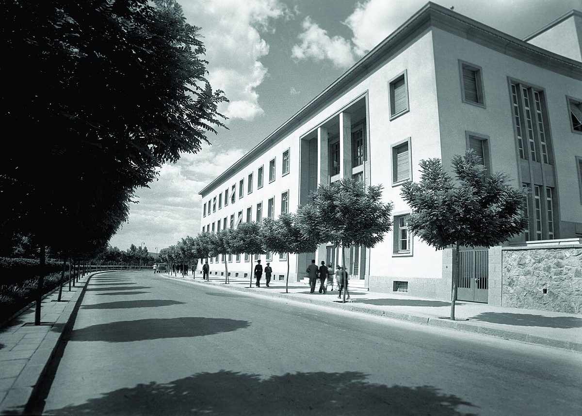 Ankara'da Atatürk Bulvarı üzerindeki Radyoevi, 1940'lar
