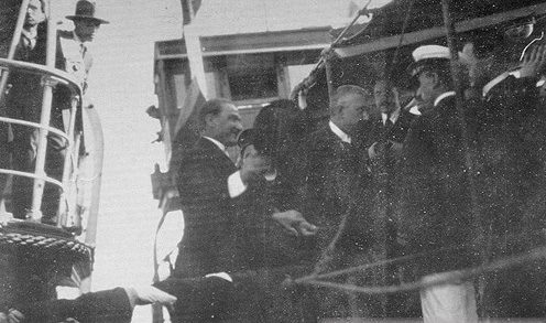 Atatürk, Burgaz vapurundan Gülcemal'e geçerken, 5 Haziran 1926