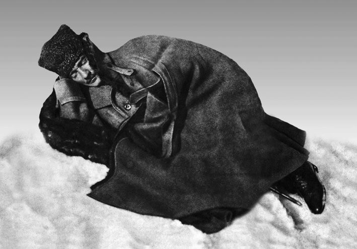 Mustafa Kemal Paşa cephede dinlenirken