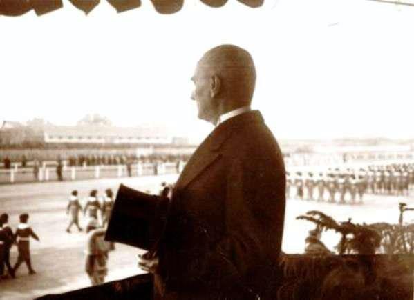 Atatürk 29 Ekim 1936 geçidini izlerken