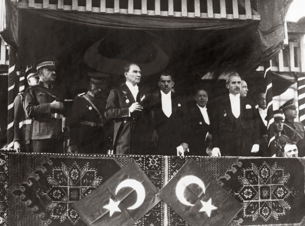 Cumhuriyet'in 10. yıl kutlamalarında kürsüde, 29 Ekim 1933