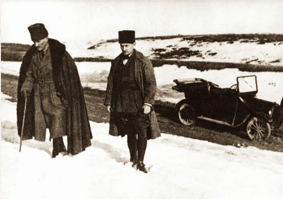 Mustafa Kemal, Dikmen sırtlarında yaveri Muzaffer Kılıç ile, Şubat 1921